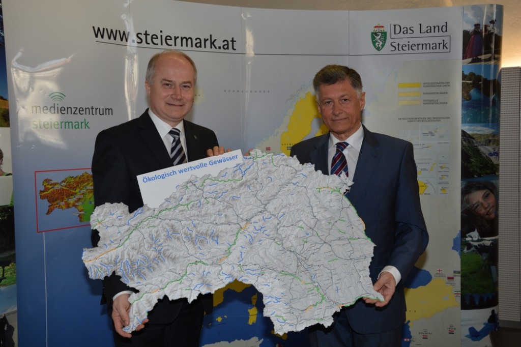 Landesrat Hans Seitinger und Landesrat Gehard Kurzmann stellen den Gewässerplan vor. Foto: kk